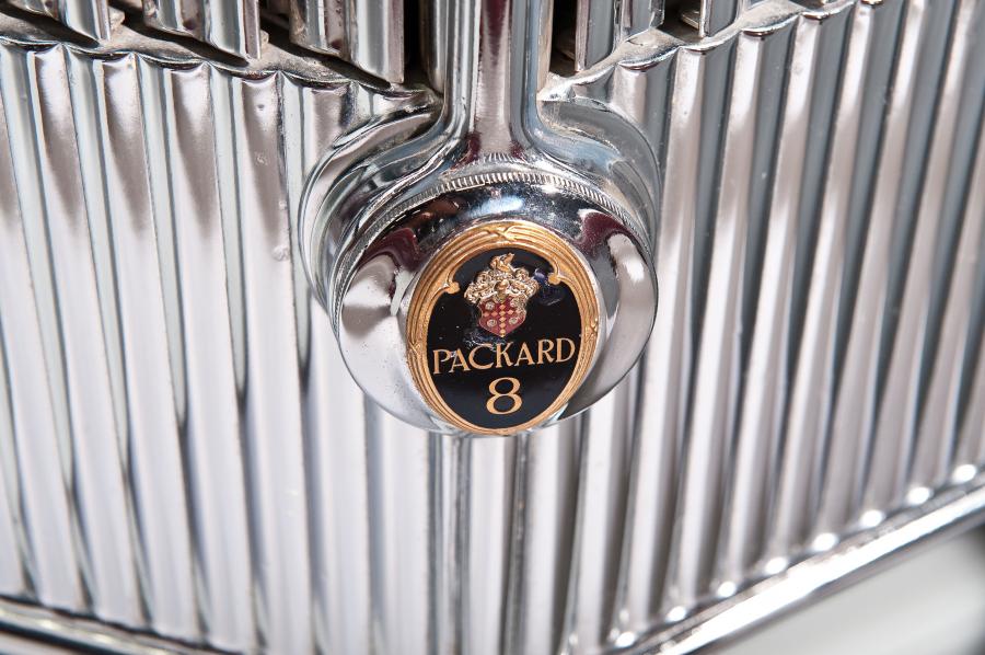 Логотип Packard Eight Dual Cowl Sport Phaeton 1934 года  (фото 12 из 23)